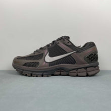 Cargar imagen en el visor de la galería, Zoom Vomero 5 Cave Stone Metallic Silver HF5493-201