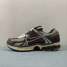 Cargar imagen en el visor de la galería, Zoom Vomero 5 Earth Fossil Light Iron Ore FD9920-022