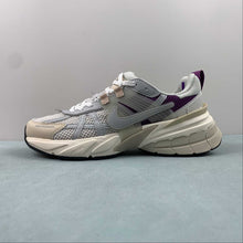 Cargar imagen en el visor de la galería, Nike V2k Run Premium Light Bone Sanddrift Viotech HF4305-072