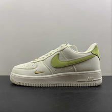 Cargar imagen en el visor de la galería, Air Force 1 07 Low Cream Metallic Gold Green Sail MN5696-109