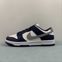 Cargar imagen en el visor de la galería, SB Dunk Low Summit White Midnight Navy Light Smoke Grey FD9749-400