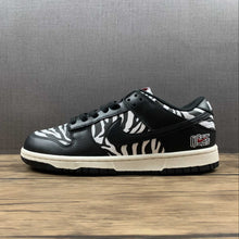 Cargar imagen en el visor de la galería, Quartersnacks x SB Dunk Low Zebra Black White DM3510-001