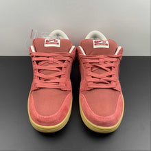 Cargar imagen en el visor de la galería, SB Dunk Low Adobe Red Gum DV5429-600