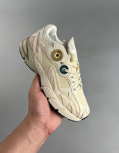 Cargar imagen en el visor de la galería, Adidas Astir “EcruTint” Gold Metallic GX7046