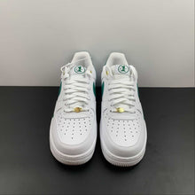 Cargar imagen en el visor de la galería, Air Force 1 Low Sail Malachite White Gold Metallic DQ7658-101