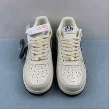 Cargar imagen en el visor de la galería, Air Force 1 07 Low Cream Black Metallic Gold DQ7658-108