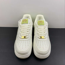 Cargar imagen en el visor de la galería, Air Force 1 07 Low Cream Metallic Gold Green Sail MN5696-109