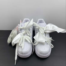 Cargar imagen en el visor de la galería, Air Force 1 07 Low Bow Triple White DV4244-111