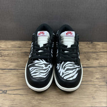 Cargar imagen en el visor de la galería, Quartersnacks x SB Dunk Low Zebra Black White DM3510-001