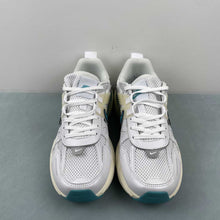 Cargar imagen en el visor de la galería, Nike V2k Run White Dusty Cactus FD0736-105
