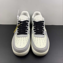 Cargar imagen en el visor de la galería, Air Force 1 07 Low Soot White Gray Black Metallic Gold DO7417-991