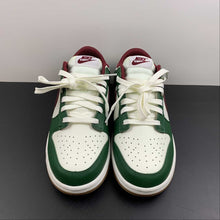 Cargar imagen en el visor de la galería, SB Dunk Low Gorge Green Team Red Gum Medium Brown FB7160-161