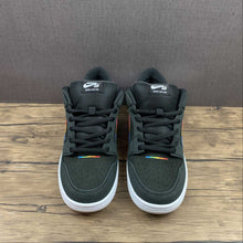 Cargar imagen en el visor de la galería, Polaroid x SB Dunk Low Black Multicolor DH7722-001