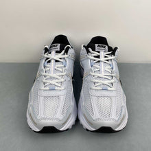 Cargar imagen en el visor de la galería, Zoom Vomero 5 Blue Tint Black-Platinum Tint FJ2028-401