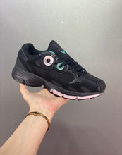 Cargar imagen en el visor de la galería, Adidas Astir Core Black Core Black Purple GW5370