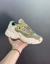 Cargar imagen en el visor de la galería, Adidas Astir Orbit Green Wonder White Gold Metallic GX8548