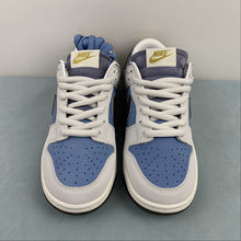 Cargar imagen en el visor de la galería, SB Dunk Low Word Cup Brown Blue Metallic Gold AT2022-688