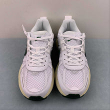 Cargar imagen en el visor de la galería, Nike V2k Run White Photon Dust Fir Platinum Tint FD0736-101
