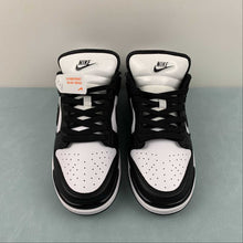Cargar imagen en el visor de la galería, SB Dunk Low Twist Panda White Black DZ2794-001