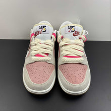 Cargar imagen en el visor de la galería, SB Dunk Low SE 85 Cherry Powder Brown Black DO9457-121