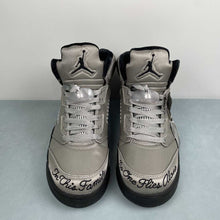 Cargar imagen en el visor de la galería, Air Jordan 5 Retro Wings Medium Grey Black Metallic Silver IO2038-001