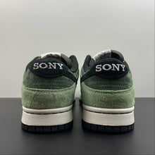 Cargar imagen en el visor de la galería, Travis Scott x SB Dunk Low PlayStation Green White Black CU1726-777