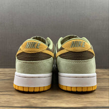 Cargar imagen en el visor de la galería, SB Dunk Low Dusty Olive Pro Gold DH5360-300