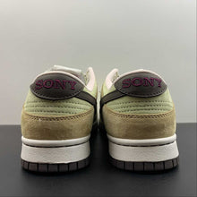 Cargar imagen en el visor de la galería, Travis Scott x SB Dunk Low PlayStation Dark Brown Red CU1726-666