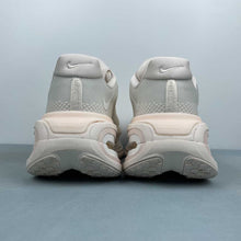 Cargar imagen en el visor de la galería, Nike Vomero Premium Beige HQ2050-835