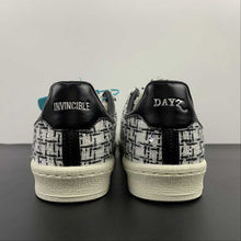Cargar imagen en el visor de la galería, INVINCIBLE x DAYZ x Adidas Campus 80s Core White Black HP2820