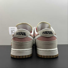Cargar imagen en el visor de la galería, SB Dunk Low SE 85 Cherry Powder Brown Black DO9457-121