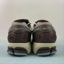 Cargar imagen en el visor de la galería, Zoom Vomero 5 Earth Fossil Light Iron Ore FD9920-022