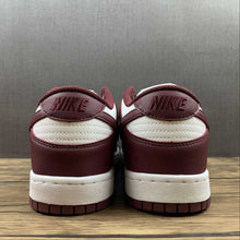 Cargar imagen en el visor de la galería, SB Dunk Low Bordeaux Team Red White DD1503-108