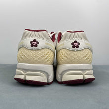 Cargar imagen en el visor de la galería, Zoom Vomero 5 Sail Sail-Pale Ivory-Team Red HF0737-111