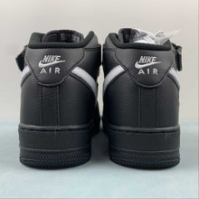 Cargar imagen en el visor de la galería, Air Force 1 07 Mid Black White HK5622-955