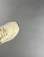 Cargar imagen en el visor de la galería, Adidas Astir “EcruTint” Gold Metallic GX7046