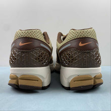 Cargar imagen en el visor de la galería, Zoom Vomero 5 Wheat Grass Gold Suede FB9149-700