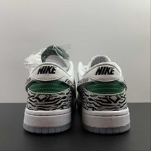 Cargar imagen en el visor de la galería, SB Dunk Low Doernbecher Zoe White Black Green Yellow DR7305-100