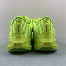 Cargar imagen en el visor de la galería, Air Zoom Pegasus 40 Grinch Barely Volt Bright Crimson DV3854-700