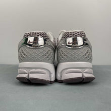 Cargar imagen en el visor de la galería, Zoom Vomero 5 Vast Grey Metallic Silver FV6417-001