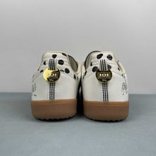 Cargar imagen en el visor de la galería, 101 Dalmatians x Adidas Samba Penny KJ5990