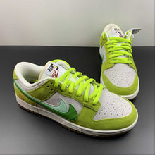 Cargar imagen en el visor de la galería, SB Dunk Low SE 85 Green Apple White DO9457-122