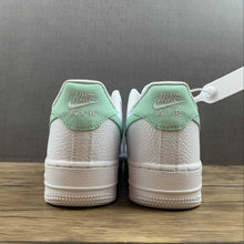 Cargar imagen en el visor de la galería, Air Force 1 07 Low White Light Green CT3839-105