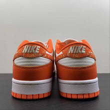Cargar imagen en el visor de la galería, SB Dunk Low Essential Orange Paisley White DH4401-103