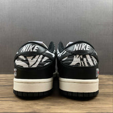 Cargar imagen en el visor de la galería, Quartersnacks x SB Dunk Low Zebra Black White DM3510-001