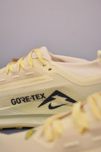 Cargar imagen en el visor de la galería, Nike Reactx Pegasus Trail 5 GTX Next Nature Alabaster Saturn Gold FQ0908-700