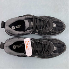 Cargar imagen en el visor de la galería, Nike V2k Run Black Carbon Ash FD0736-102