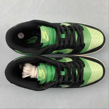 Cargar imagen en el visor de la galería, The Powerpuff Girls x SB Dunk Low Black Green White GP5532-062