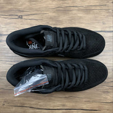 Cargar imagen en el visor de la galería, Undefeated x SB Dunk Low SP 5 On It Black DO9329-001