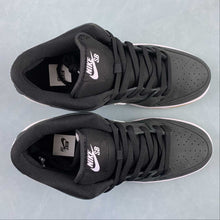 Cargar imagen en el visor de la galería, SB Dunk Low Black White Gum Light Brown CD2563-006